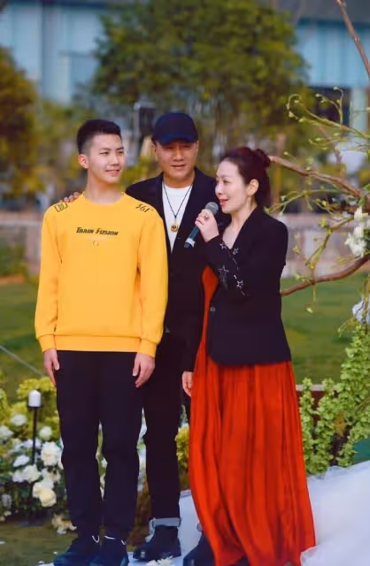 胡軍14歲兒子徹底變大人樣!穿衛衣高又壯,妻子穿紅裙像30歲