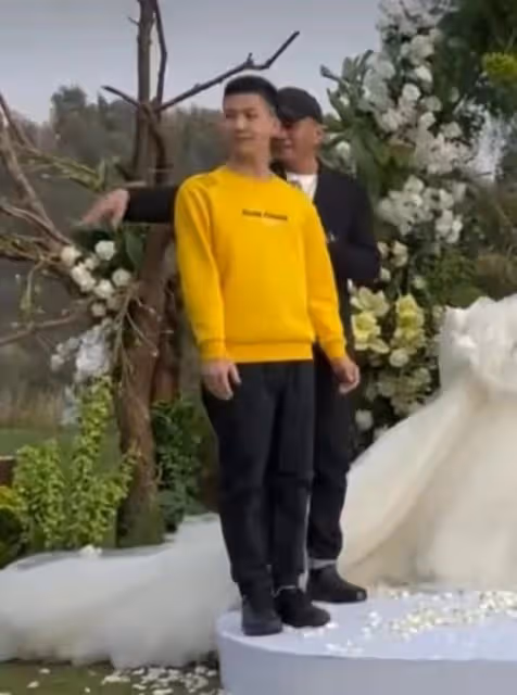 胡軍14歲兒子徹底變大人樣!穿衛衣高又壯,妻子穿紅裙像30歲