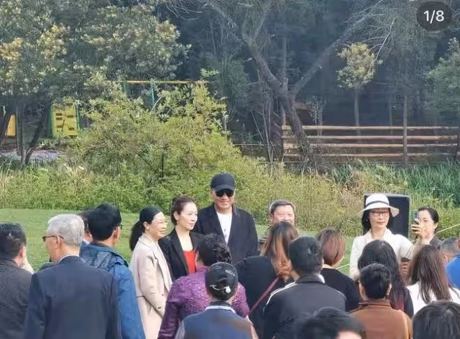 胡軍14歲兒子徹底變大人樣!穿衛衣高又壯,妻子穿紅裙像30歲