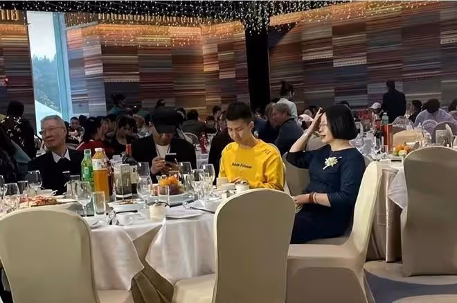 胡軍14歲兒子徹底變大人樣!穿衛衣高又壯,妻子穿紅裙像30歲