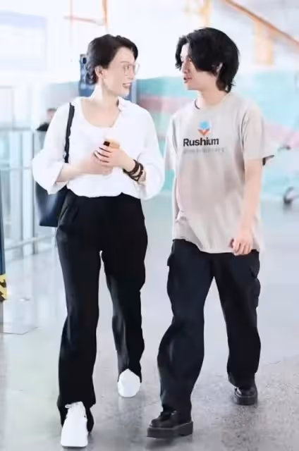 陳數兒子長這樣了!身材暴瘦大變臉,穿厚底鞋留藝術家髮型太像爸