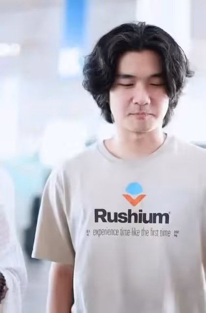 陳數兒子長這樣了!身材暴瘦大變臉,穿厚底鞋留藝術家髮型太像爸