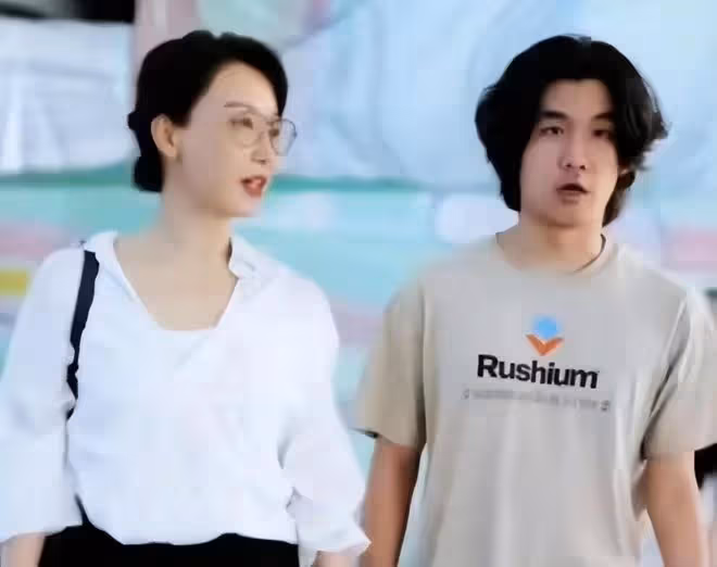 陳數兒子長這樣了!身材暴瘦大變臉,穿厚底鞋留藝術家髮型太像爸