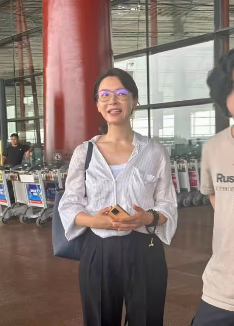 陳數兒子長這樣了!身材暴瘦大變臉,穿厚底鞋留藝術家髮型太像爸