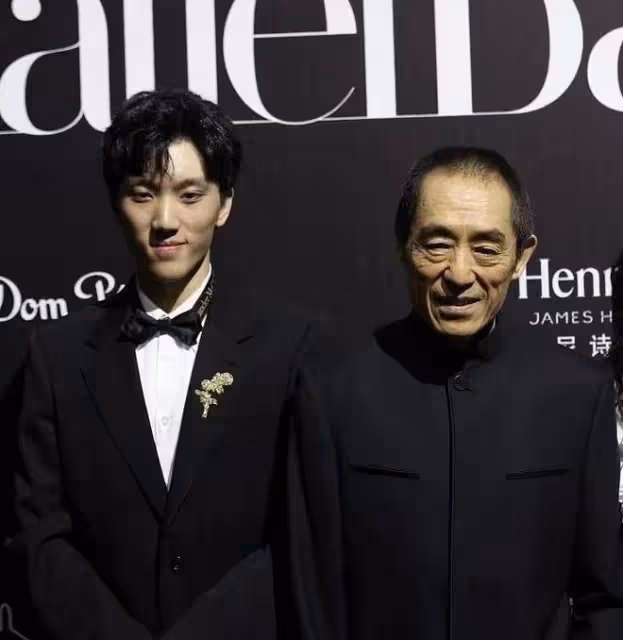 張藝謀一家出席活動,長子大長臉隨爸,小嬌妻滿身香奈兒好闊氣