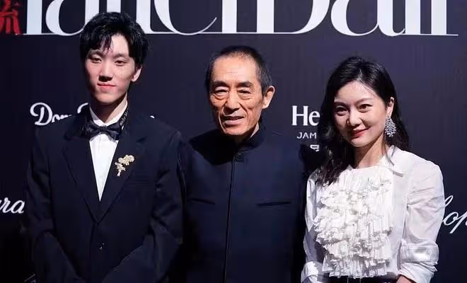 張藝謀一家出席活動,長子大長臉隨爸,小嬌妻滿身香奈兒好闊氣