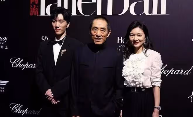 張藝謀一家出席活動,長子大長臉隨爸,小嬌妻滿身香奈兒好闊氣