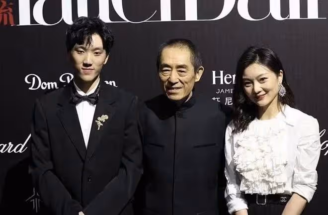 張藝謀一家出席活動,長子大長臉隨爸,小嬌妻滿身香奈兒好闊氣