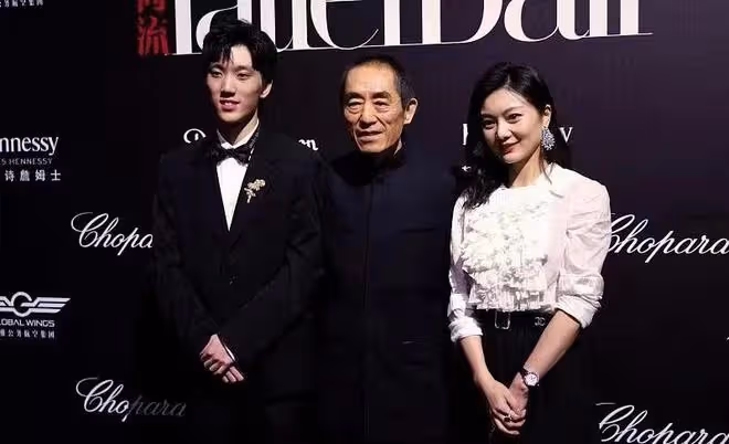 張藝謀一家出席活動,長子大長臉隨爸,小嬌妻滿身香奈兒好闊氣
