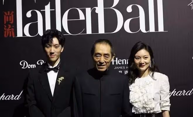 張藝謀一家出席活動,長子大長臉隨爸,小嬌妻滿身香奈兒好闊氣