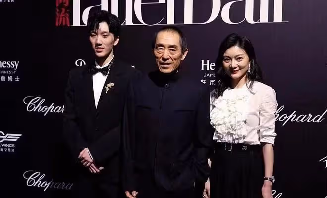張藝謀一家出席活動,長子大長臉隨爸,小嬌妻滿身香奈兒好闊氣