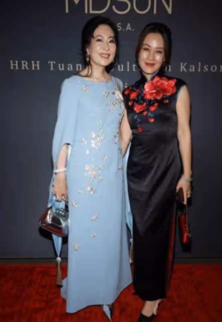 鄔君梅真胖不少,國外參加生日派對,穿旗袍卻暴露滿肚子贅肉