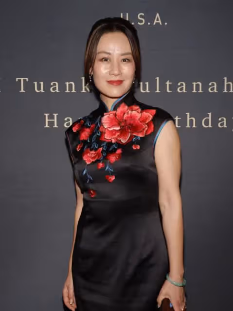 鄔君梅真胖不少,國外參加生日派對,穿旗袍卻暴露滿肚子贅肉
