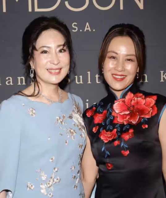 鄔君梅真胖不少,國外參加生日派對,穿旗袍卻暴露滿肚子贅肉
