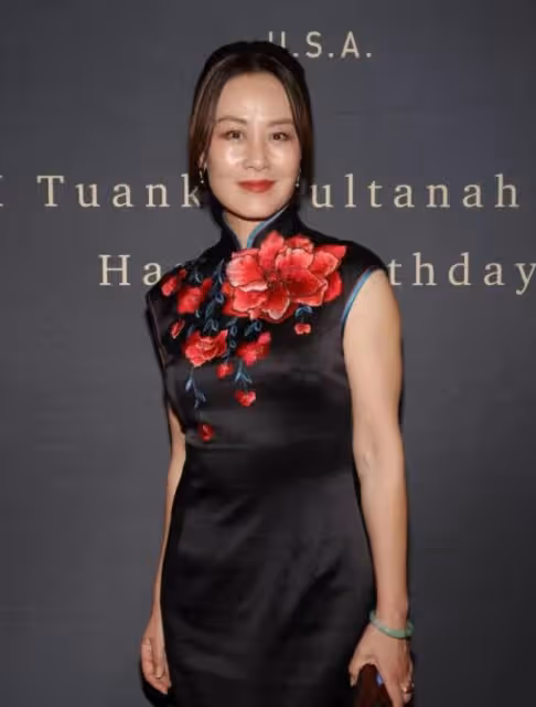 鄔君梅真胖不少,國外參加生日派對,穿旗袍卻暴露滿肚子贅肉