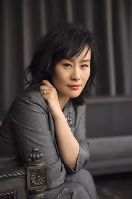 鄔君梅真胖不少,國外參加生日派對,穿旗袍卻暴露滿肚子贅肉
