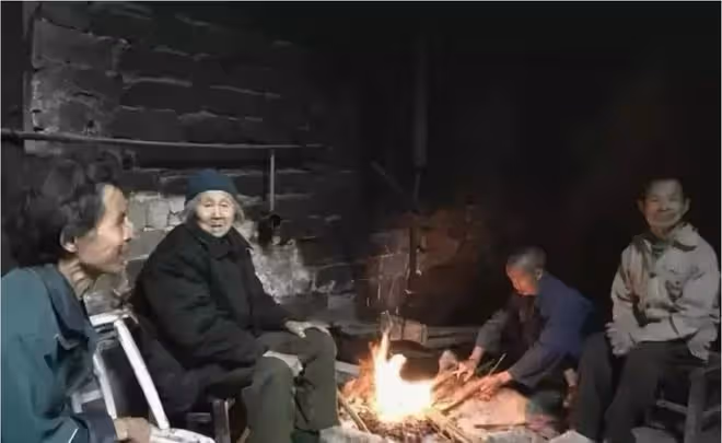 回顧92歲母親去世,給3個智殘兒子囤千斤糧食,擔心死後兒子挨餓