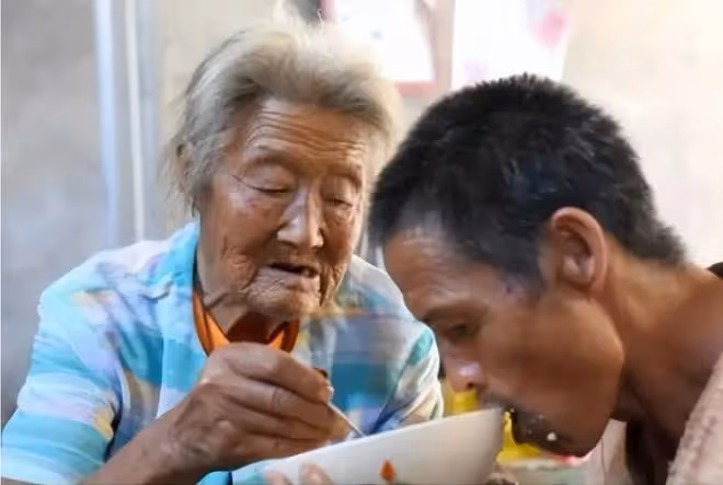 回顧92歲母親去世,給3個智殘兒子囤千斤糧食,擔心死後兒子挨餓