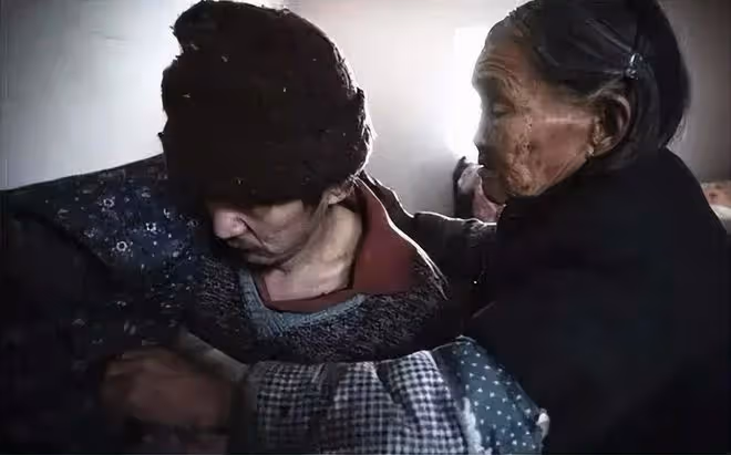 回顧92歲母親去世,給3個智殘兒子囤千斤糧食,擔心死後兒子挨餓