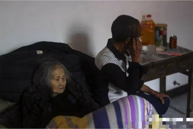 回顧92歲母親去世，給3個智殘兒子囤千斤糧食，擔心死後兒子挨餓
