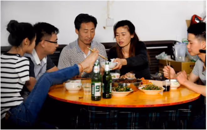折翼天使楊佩:9歲失去雙臂,24歲創業當老闆,雙腳活出精彩人生