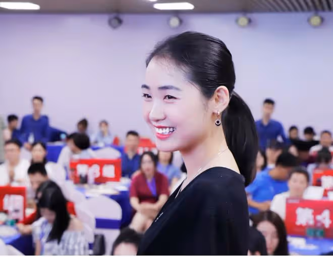 折翼天使楊佩:9歲失去雙臂,24歲創業當老闆,雙腳活出精彩人生