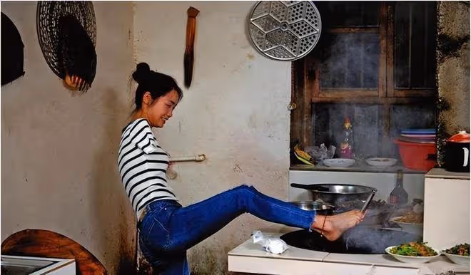 折翼天使楊佩:9歲失去雙臂,24歲創業當老闆,雙腳活出精彩人生