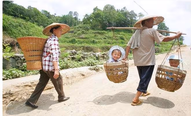 回顧懶人楊鎖吃飯靠喂,走路嫌累,23歲守著肉菜被「餓死」在家中