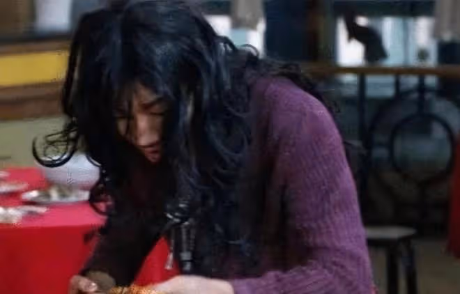 回顧懶人楊鎖吃飯靠喂,走路嫌累,23歲守著肉菜被「餓死」在家中