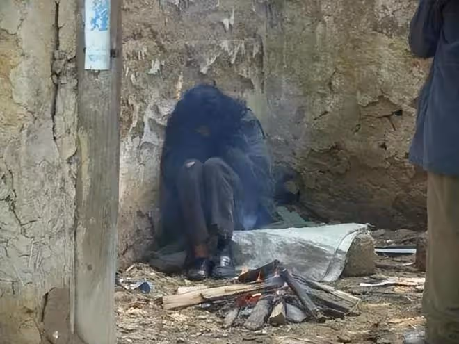 回顧懶人楊鎖吃飯靠喂,走路嫌累,23歲守著肉菜被「餓死」在家中