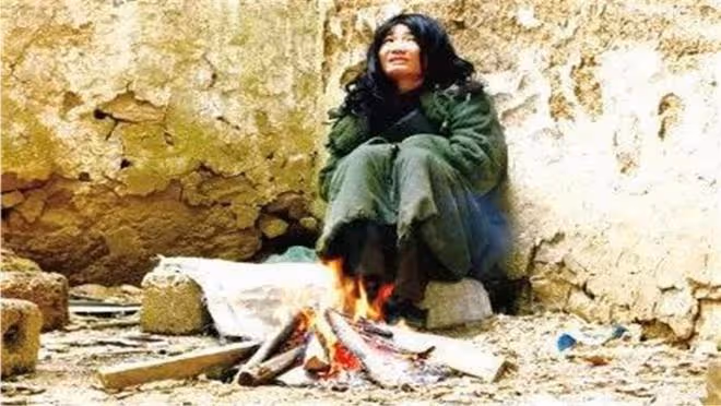 回顧懶人楊鎖吃飯靠喂,走路嫌累,23歲守著肉菜被「餓死」在家中