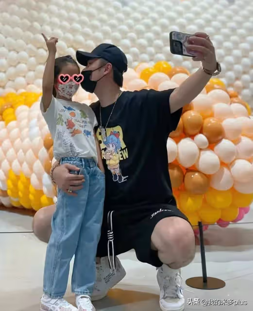 張子萱夫婦秀恩愛,女方逛街摟著陳赫胳膊,合影甜蜜又俏皮像熱戀