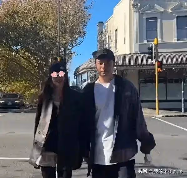 張子萱夫婦秀恩愛,女方逛街摟著陳赫胳膊,合影甜蜜又俏皮像熱戀