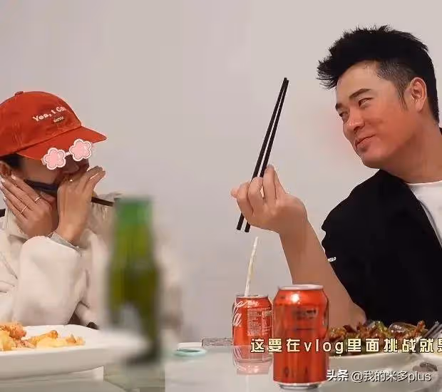 張子萱夫婦秀恩愛,女方逛街摟著陳赫胳膊,合影甜蜜又俏皮像熱戀
