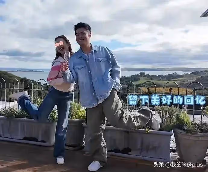 張子萱夫婦秀恩愛,女方逛街摟著陳赫胳膊,合影甜蜜又俏皮像熱戀