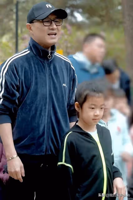 汪峰陪孩子過兒童節,親手為女兒戴獎牌,醒醒拉著爸爸的手好開心