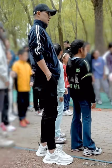 汪峰陪孩子過兒童節,親手為女兒戴獎牌,醒醒拉著爸爸的手好開心