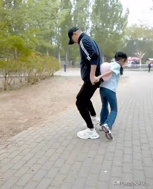 汪峰陪孩子過兒童節,親手為女兒戴獎牌,醒醒拉著爸爸的手好開心