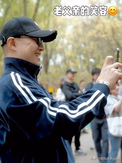 汪峰陪孩子過兒童節,親手為女兒戴獎牌,醒醒拉著爸爸的手好開心