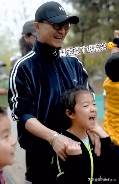 汪峰陪孩子過兒童節,親手為女兒戴獎牌,醒醒拉著爸爸的手好開心