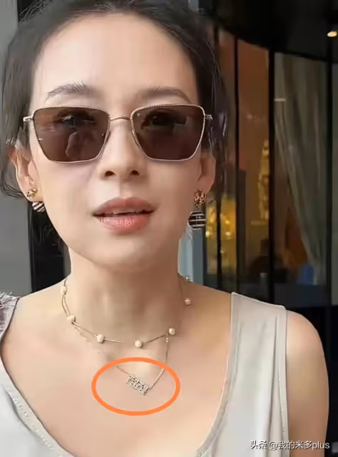 汪峰陪孩子過兒童節,親手為女兒戴獎牌,醒醒拉著爸爸的手好開心