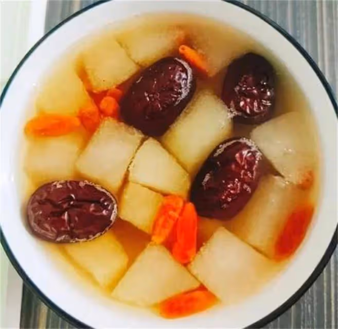 教你冰糖雪梨的簡單做法,清甜爽口,潤肺止咳,大人小孩都愛喝