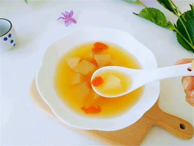 教你冰糖雪梨的簡單做法,清甜爽口,潤肺止咳,大人小孩都愛喝