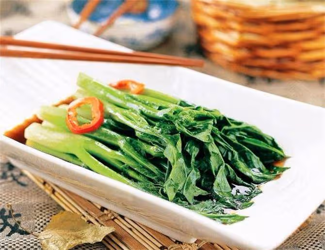 芥蘭怎麼做才好吃?飯店大廚教你一道白灼芥蘭,一次一大盤不夠吃