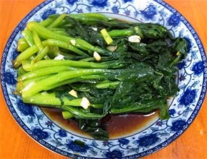 芥蘭怎麼做才好吃?飯店大廚教你一道白灼芥蘭,一次一大盤不夠吃