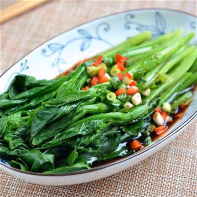 芥蘭怎麼做才好吃?飯店大廚教你一道白灼芥蘭,一次一大盤不夠吃