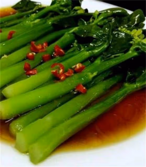 芥蘭怎麼做才好吃?飯店大廚教你一道白灼芥蘭,一次一大盤不夠吃