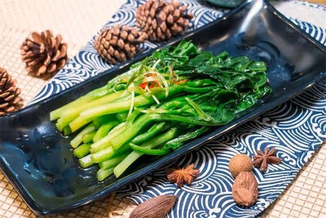 芥蘭怎麼做才好吃?飯店大廚教你一道白灼芥蘭,一次一大盤不夠吃