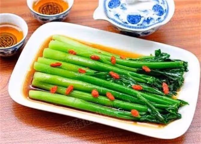 芥蘭怎麼做才好吃?飯店大廚教你一道白灼芥蘭,一次一大盤不夠吃