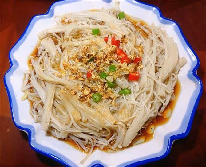 懶人必學的一道小涼菜,涼拌金針菇,酸辣爽口又開胃,做法超簡單